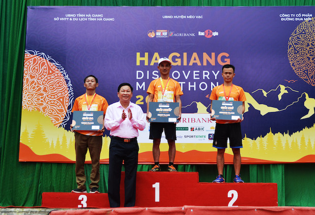 Phó Chủ tịch HĐND tỉnh Hoàng Văn Vịnh trao giải cho các vận động viên nam hoàn thành nội dung chạy 12km