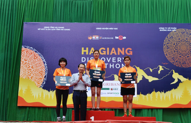 Phó Chủ tịch UBND tỉnh Trần Đức Quý trao giải cho các vận động viên nữ hoàn thành nội dung chạy 12km