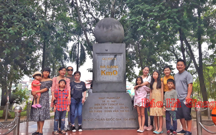 Du khách bên Cột mốc số 0 (thành phố Hà Giang).
