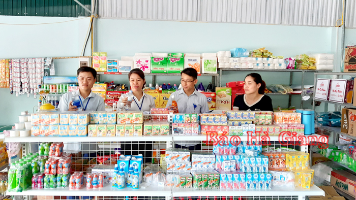 Kiểm tra tại cửa hàng tạp hóa Ngoan Điền, tổ 3, thị trấn Yên Bình.