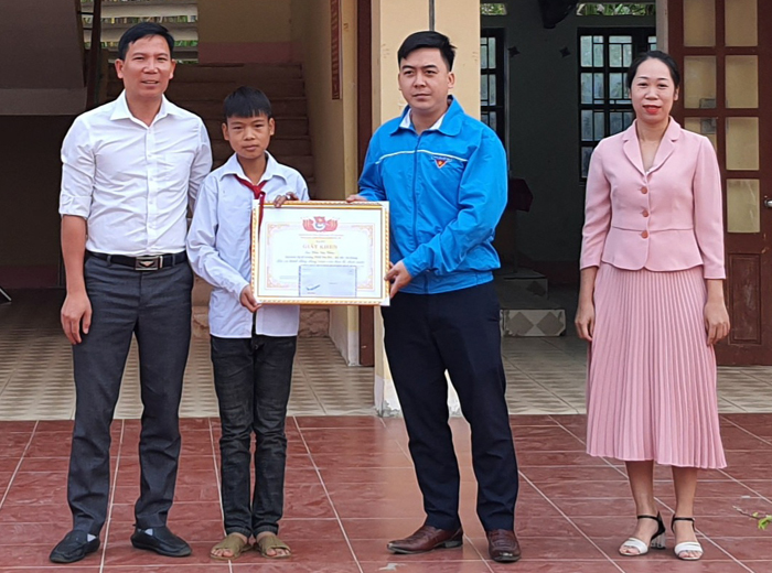 Huyện đoàn Bắc Mê tặng Giấy khen cho em Chảo Văn Chắn.