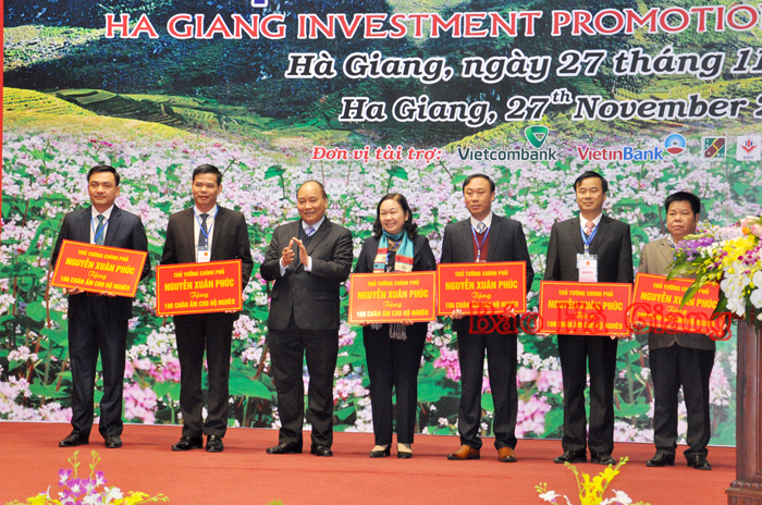 Thủ tướng Chính phủ Nguyễn Xuân Phúc trao quà cho 6 huyện nghèo của tỉnh tại Hội nghị Xúc tiến đầu tư tỉnh Hà Giang năm 2017. 