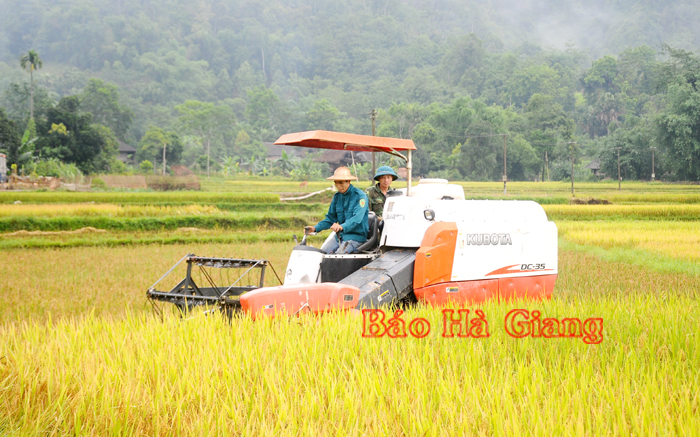 Người dân xã Yên Định (Bắc Mê) đưa cơ giới vào sản xuất nông nghiệp. 					Ảnh: PV