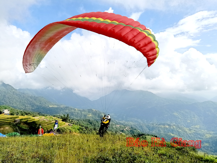 Trải nghiệm bay dù trên ruộng bậc thang Hoàng Su Phì.