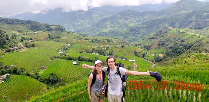 Du khách nước ngoài khám phá ruộng bậc thang Hoàng Su Phì.