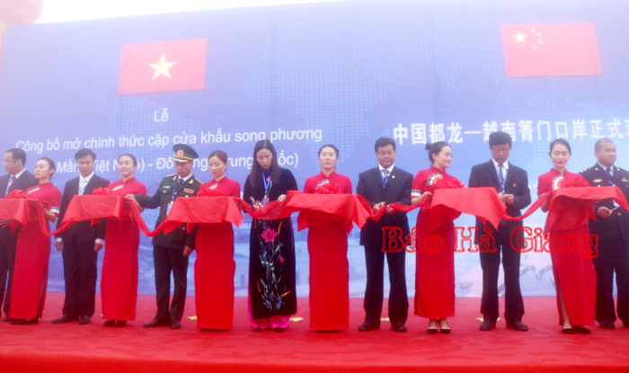 Lễ cắt băng khánh thành cặp Cửa khẩu song phương Xín Mần (Việt Nam) – Đô Long (Trung Quốc) (tháng 3.2018).