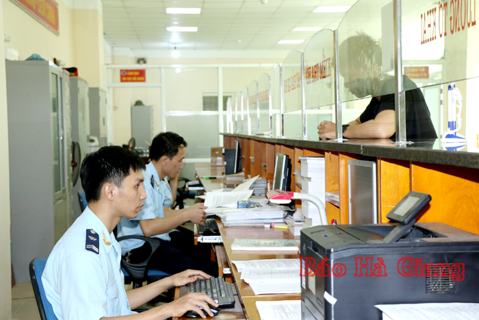 Cán bộ Hải quan Cửa khẩu Quốc tế Thanh Thủy thực hiện thủ tục thông quan điện tử.