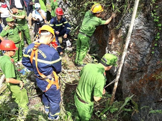 Lực lượng cứu hộ tìm kiếm thi thể nạn nhân. 