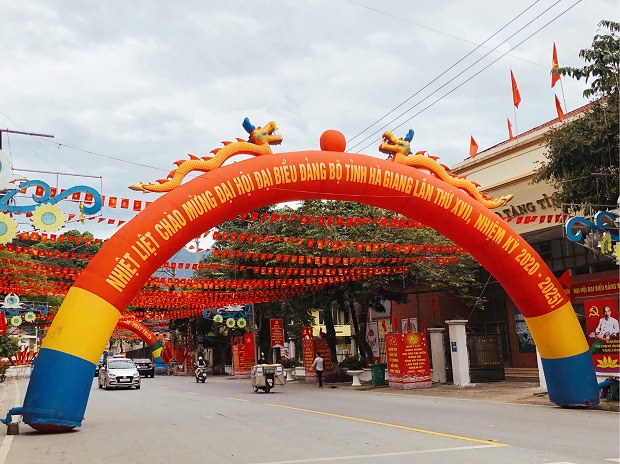 Thành phố Hà Giang trang hoàng chào đón Đại hội Đảng bộ tỉnh lần thứ XVII (Ảnh: Minh Châu)