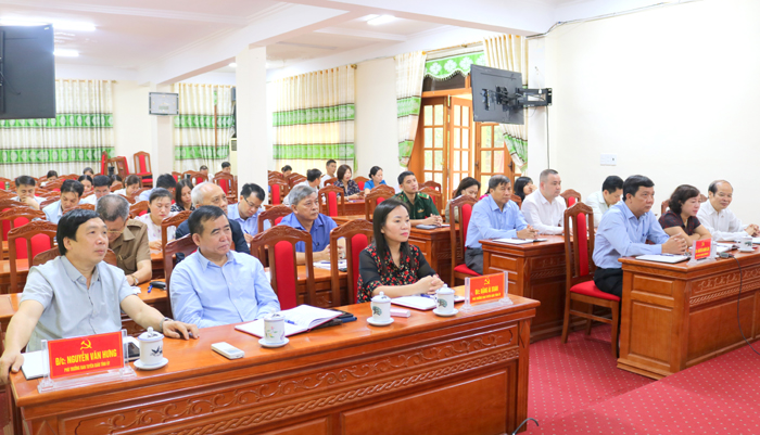 Các đại biểu tham dự Hội nghị Báo cáo viên T.Ư tháng 10 tại điểm cầu của tỉnh.