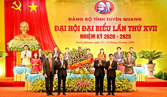 Thay mặt Bộ Chính trị, Ban Bí thư Trung ương Đảng, đồng chí Trần Quốc Vượng, Ủy viên Bộ Chính trị, Thường trực Ban Bí thư tặng hoa chúc mừng Đại hội. Ảnh: Thành Công