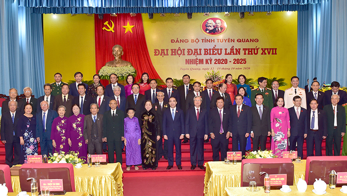 Các đồng chí lãnh đạo Đảng, lãnh đạo tỉnh chụp ảnh với đại biểu dự Đại hội.  Ảnh: Thành Công