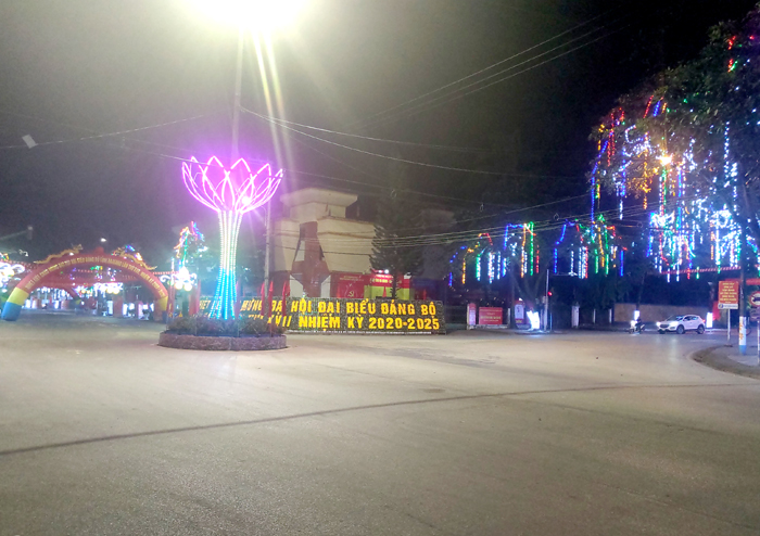Phố phường Hà Giang được trang hoàng lộng lẫy.