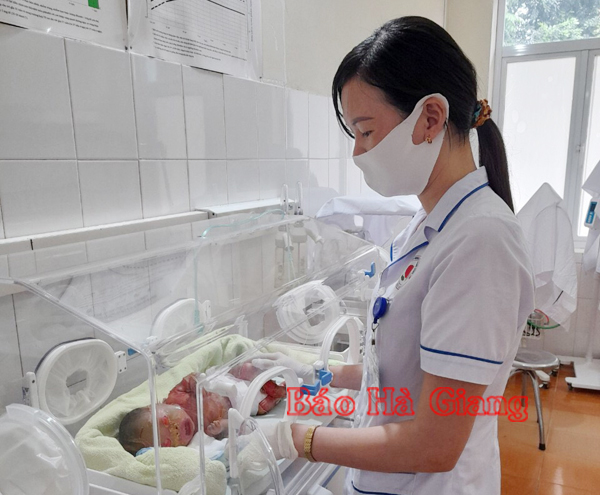 Bé sơ sinh mắc bệnh vảy cá hiện đang được chăm sóc đặc biệt tại Khoa Nhi, Bệnh viện Đa khoa Quang Bình.