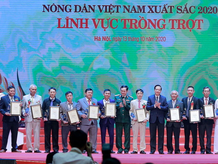 Nông dân Sùng Diu Sì (thứ 3 từ trái qua) vinh dự được nhận Danh hiệu 