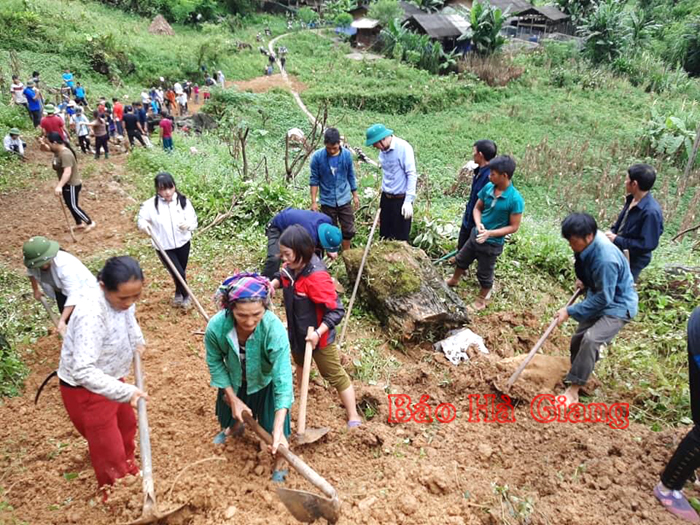 Nhân dân xã Lũng Chinh mở đường Nông thôn mới.  