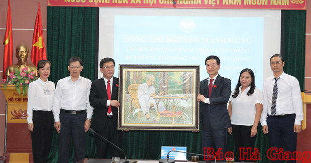  Bộ trưởng Bộ TT&TT Nguyễn Mạnh Hùng tặng bức tranh Bác Hồ cho Sở TT&TT.