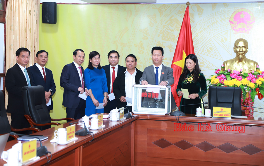 Các đại biểu tại điểm cầu tỉnh quyên góp ủng hộ đồng bào miền Trung.