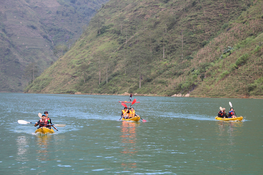 Các vận động viên tham gia giải đua thuyền Nho Quế River Paradise huyện Mèo Vạc năm 2018.