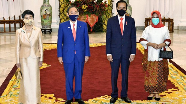 Tổng thống Indonesia Joko Widodo cùng phu nhân (phải) đón Thủ tướng Nhật Bản Suga Yoshihide và phu nhân. (Nguồn: Kyodo)