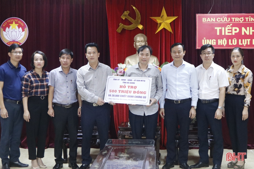 Bí thư Tỉnh uỷ Đặng Quốc Khánh đại diện đoàn công tác tỉnh trao ủng hộ người dân vùng lũ Hà Tĩnh.