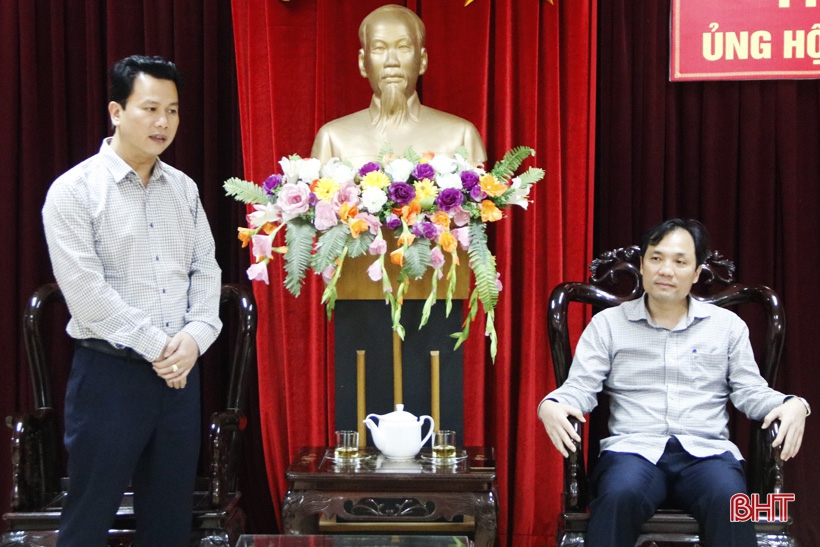 Bí thư Tỉnh uỷ Đặng Quốc Khánh chia sẻ với những thiệt hại mà người dân Hà Tĩnh phải hứng chịu.