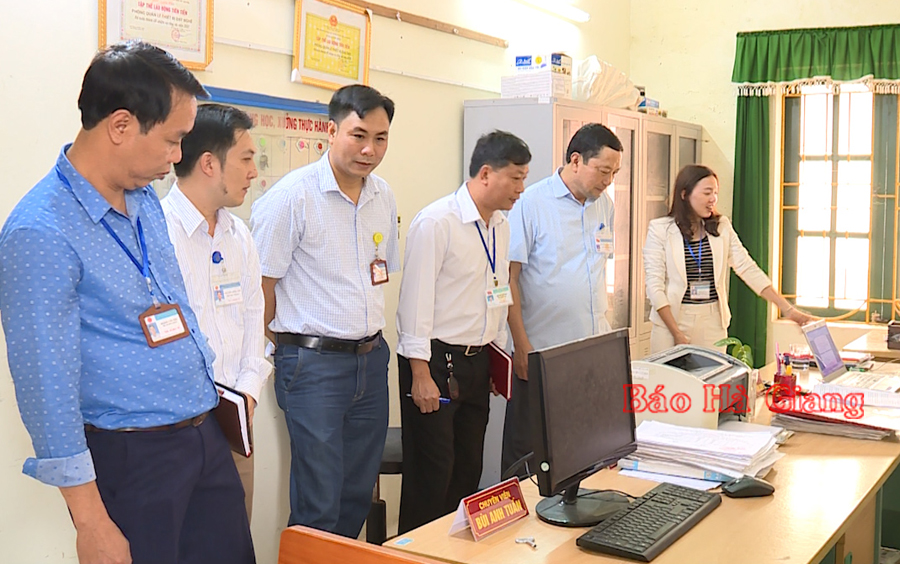 Đoàn công tác kiểm tra các phòng chuyên môn của Trường Cao đẳng Kỹ thuật và Công nghệ tỉnh.