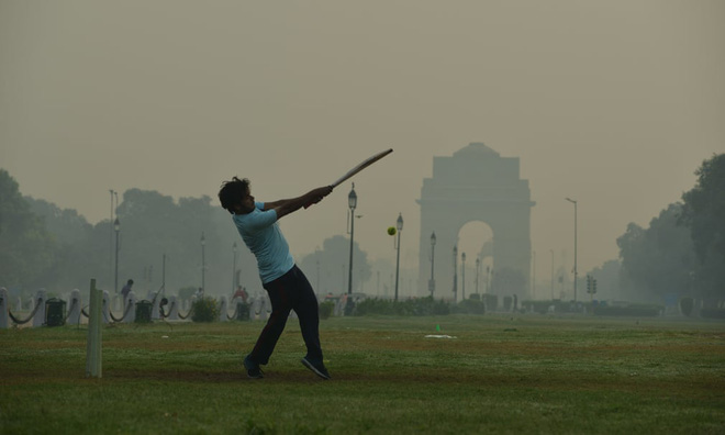 Cậu bé chơi bóng gậy vào một buổi sáng nhiều sương mù ở thành phố New Delhi, Ấn Độ. Ảnh: Shutterstock