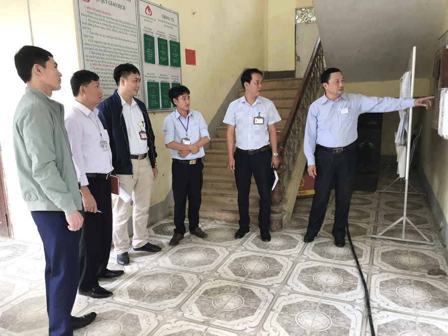 Đoàn công tác kiểm tra tại xã Lũng Chinh.