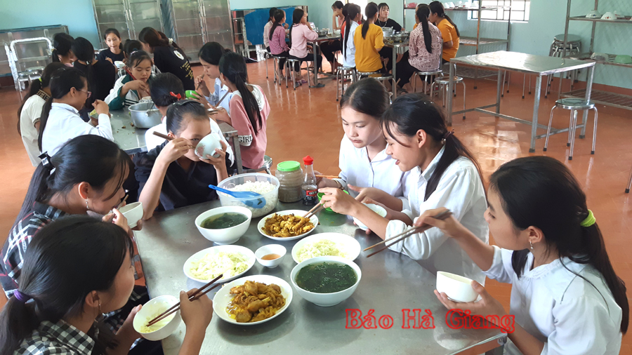 Bữa ăn đầy đủ chất dinh dưỡng của học sinh nội trú.