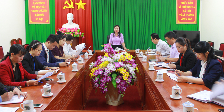 Đồng chí Đặng Ái Xoan, Phó Trưởng ban Tuyên giáo Tỉnh ủy phát biểu định hướng công tác tuyên truyền tháng 11.