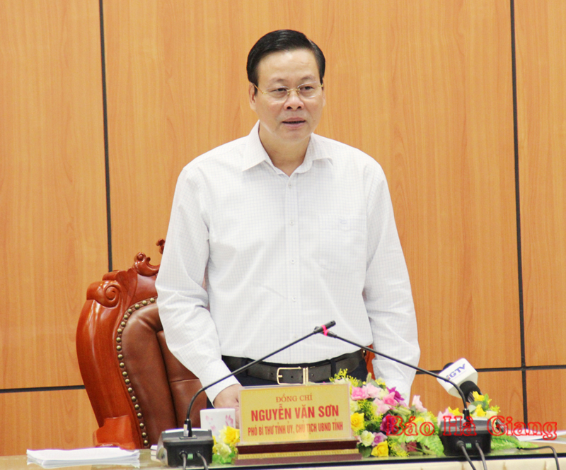 Chủ tịch UBND tỉnh Nguyễn Văn Sơn phát biểu tại buổi họp.