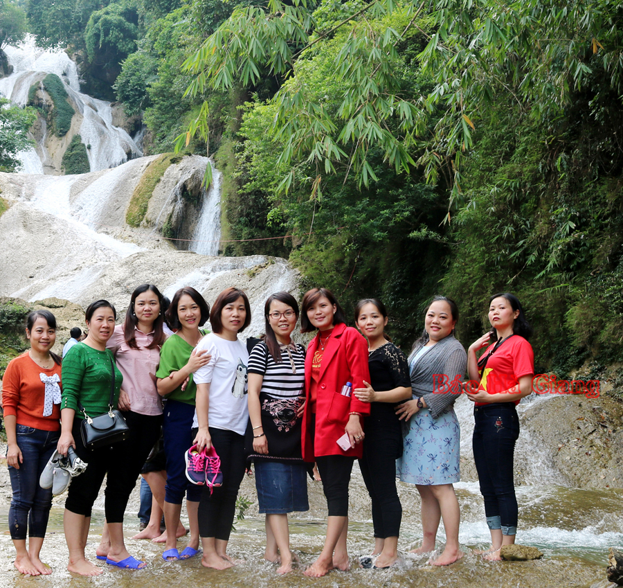 Du khách tham quan thác Nặm Tạu.