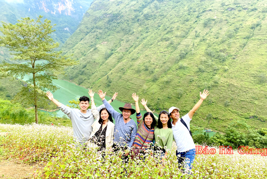 Du khách bên hoa Tam giác mạch.