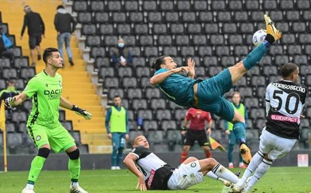 Cú tung móc thành bàn của Ibrahimovic. Ảnh: AFP.