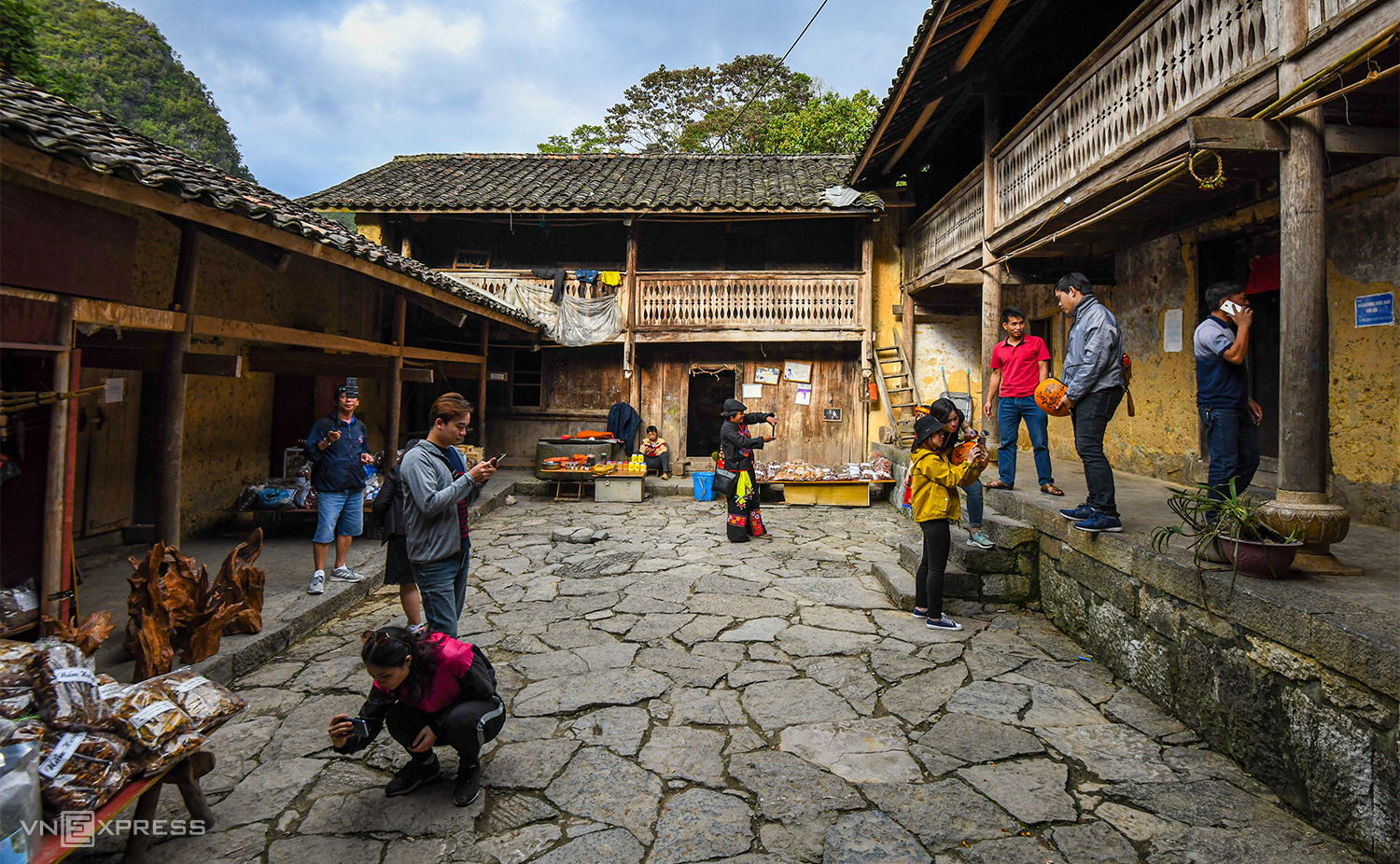 Phí tham quan nhà của Pao là 10.000 đồng một lượt. Bạn có thể thuê trang phục dân tộc để chụp ảnh với phí 30.000 đồng một bộ. Ảnh: Kiều Dương