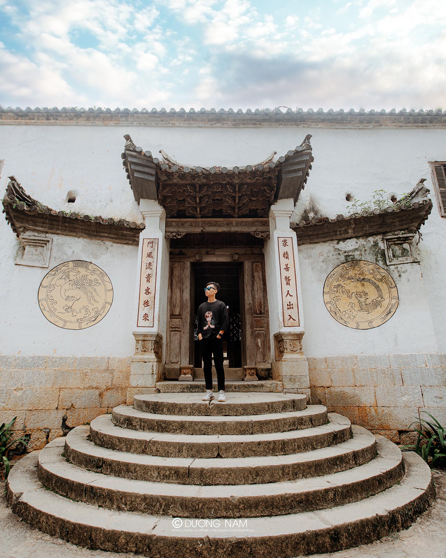 Phí tham quan nhà của Pao là 10.000 đồng một lượt. Bạn có thể thuê trang phục dân tộc để chụp ảnh với phí 30.000 đồng một bộ. Ảnh: Kiều Dương