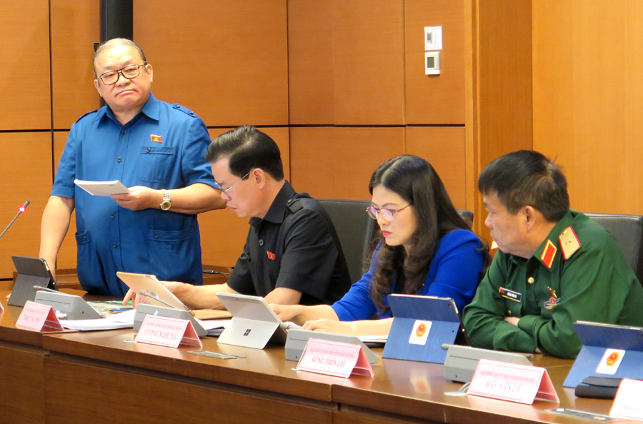 Đại biểu Thào Xuân Sùng phát biểu ý kiến tại phiên thảo luận.