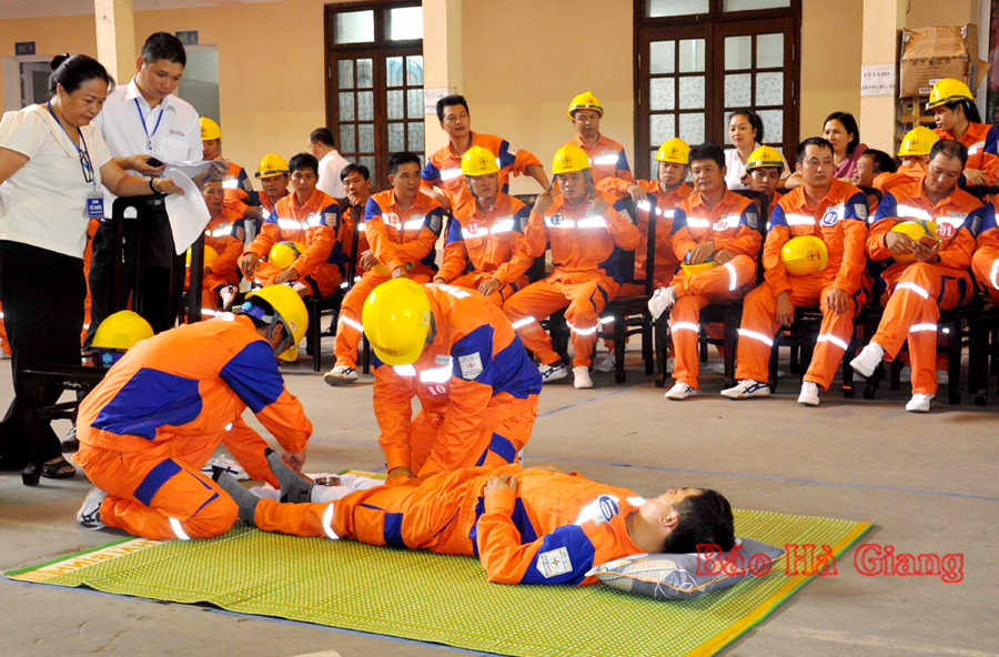 Diễn tập phòng, chống cháy, nổ tại Công ty Điện lực Hà Giang.                                                                                          Ảnh: VĂN NGHỊ