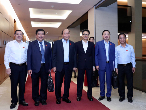Thủ tướng Nguyễn Xuân Phúc, Phó Thủ tướng Vũ Đức Đam và lãnh đạo một số bộ ngành, đại biểu Quốc hội bên lề phiên thảo luận.