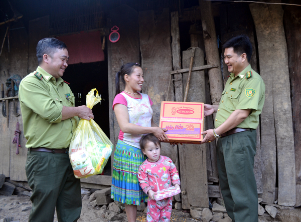 Lãnh đạo Hạt Kiểm lâm huyện thăm hỏi, động viên hộ nghèo Vừ Thị Mỷ, thôn Kho Tấu, xã Pả Vi.