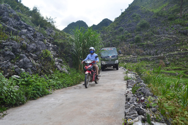 Đường bê tông nông thôn được xây dựng khang trang, giúp người dân xã Sủng Máng thuận lợi trong trao đổi hàng hóa.