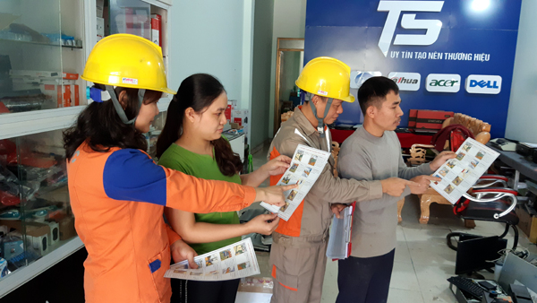 Cán bộ Điện lực huyện Quang Bình tuyên truyền người dân cách sử dụng tiết kiệm điện.