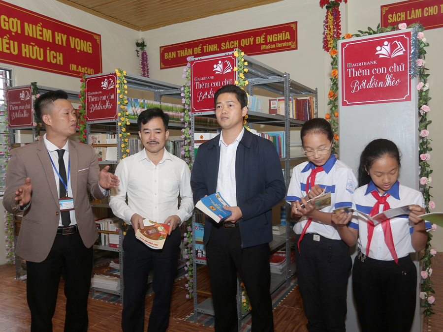 Lãnh đạo Ngân hàng Agribank Hà Giang và huyện Hoàng Su Phì thăm thư viện sách.