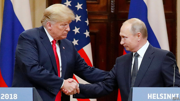 Ông Trump và ông Putin bắt tay nhau hồi tháng 7-2018 - Ảnh: EPA