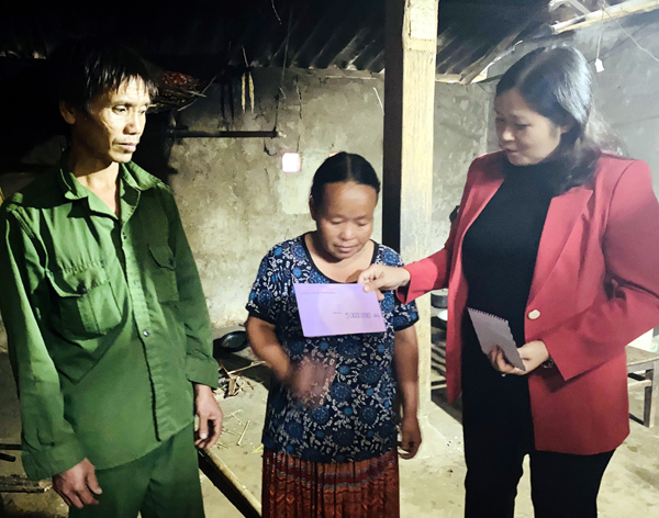 Phó Chủ tịch UBND huyện Đặng Thị Phượng trao tiền hỗ trợ cho gia đình nạn nhân đuối nước.