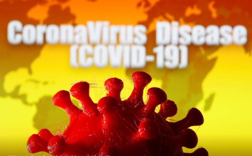 Mô hình virus SARS-CoV-2 in 3D được nhìn thấy trước bản đồ thế giới và dòng chữ 