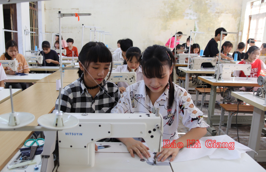Tiết học may thời trang tại Trường Cao đẳng Kỹ thuật và Công nghệ tỉnh.