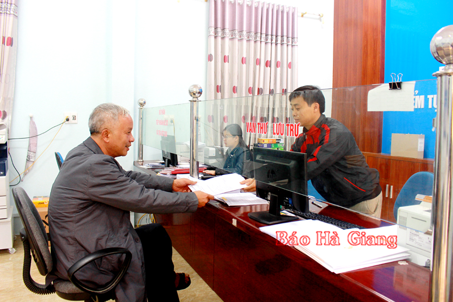 Cán bộ BHXH huyện Mèo Vạc hướng dẫn người dân làm thủ tục đăng ký đóng BHXH tự nguyện.