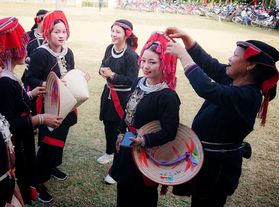 Bà con người Dao thôn Cào xã Tiên Kiều (Bắc Quang) trong ngày hội Đại đoàn kết. ảnh: Phi Anh 